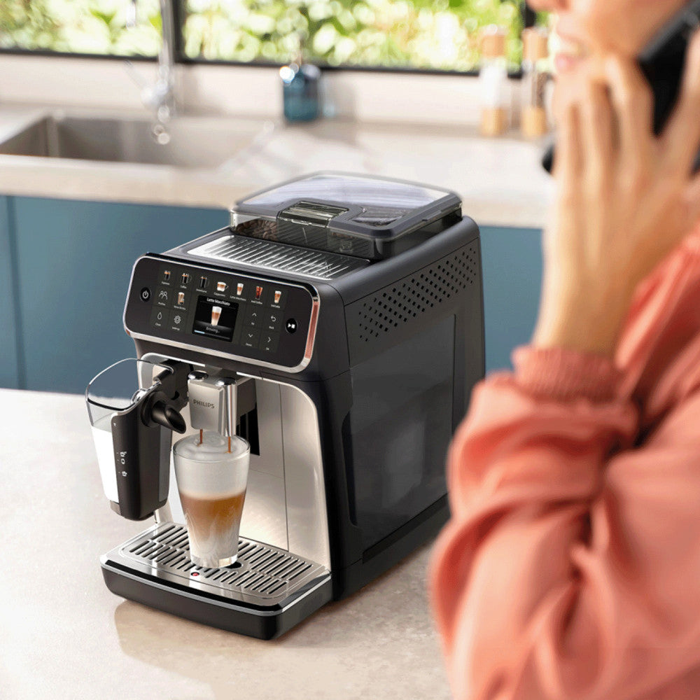 PHILIPS EP5547/90 Serie 5500 LatteGo 19 Kaffeespezialitäten Kaffeevollautomat Schwarz verchromt